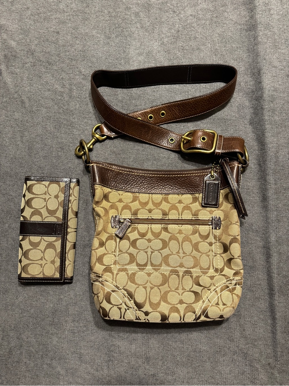 COACH F06M-10403 Signature Monogram 
Canvas Med. Convertible DuffleBag & wallet